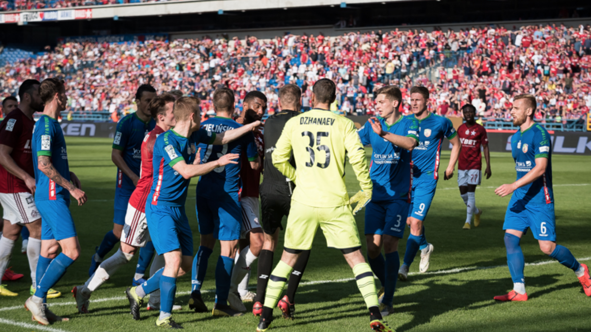 Сослан Джанаев (№ 35) бился до последнего. Фото С. Юры (wisla.krakow.pl).