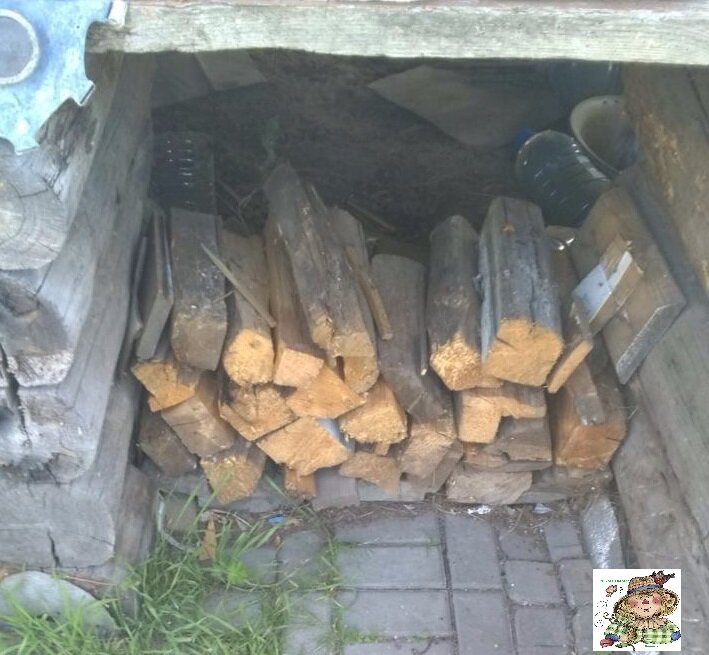 Дрова всегда под рукой.