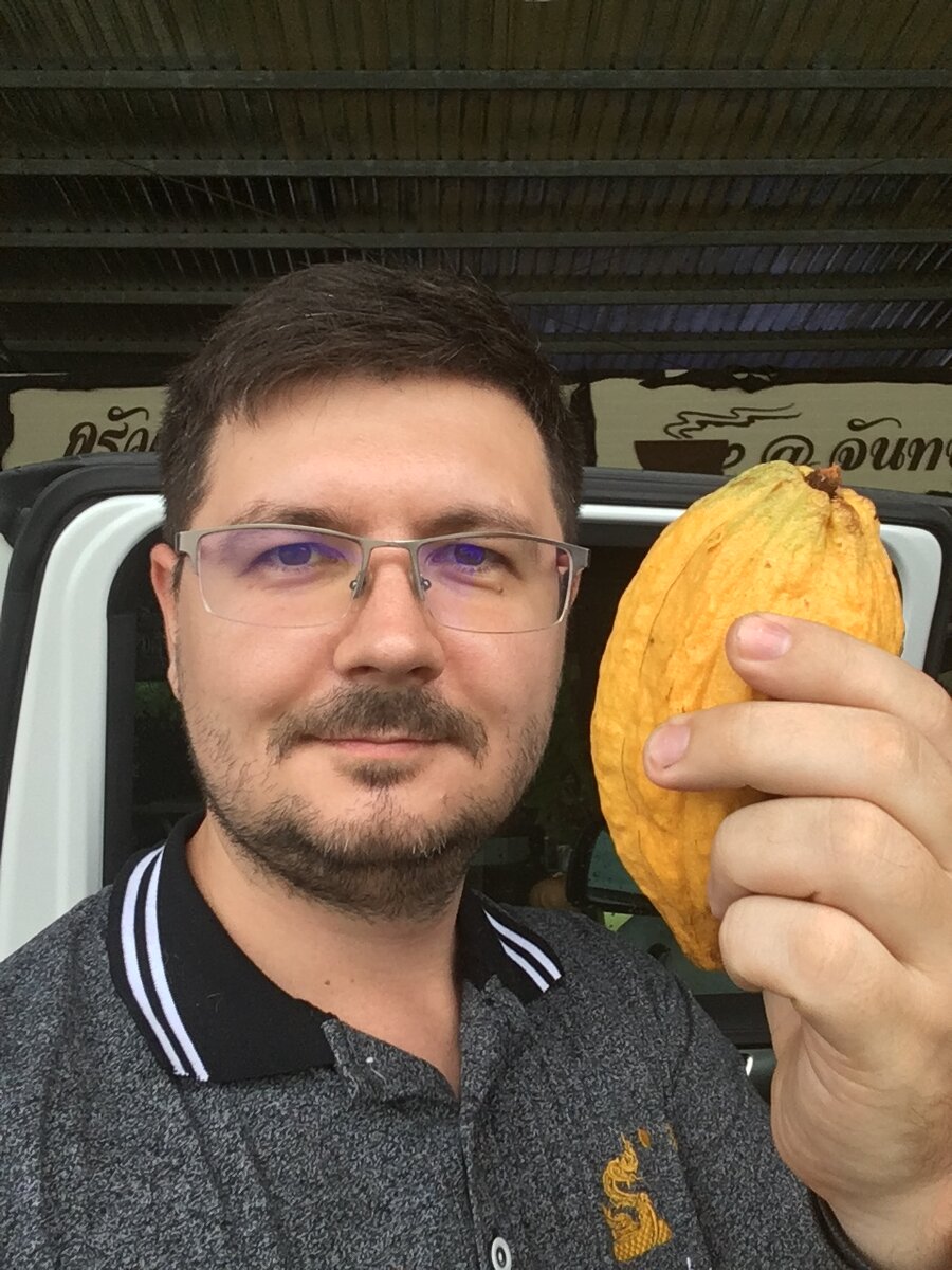 Автопортрет: я и плод какао-дерево (я слева). 