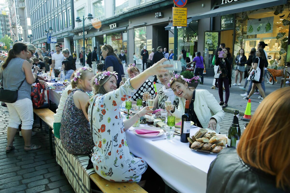 Facebook: Illallinen Suomen taivaan alla