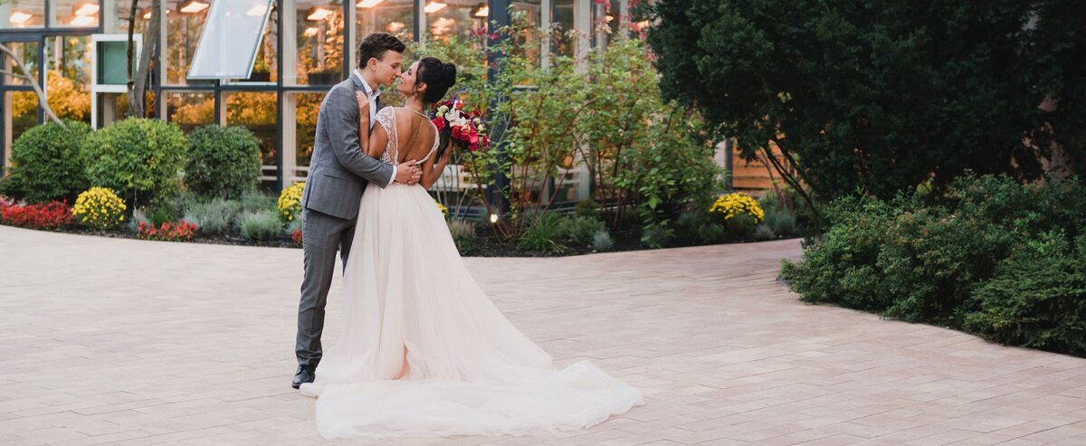 Самые красивые и крутые свадебные фотографии жениха и невесты получаются в местах интересных локаций, на фоне живописных пейзажей в парке, у фонтанов, на крыше домов и т.д. Мы подготовили подборку лучших романтических идей, где пофоткаться новобрачным в день свадьбы.