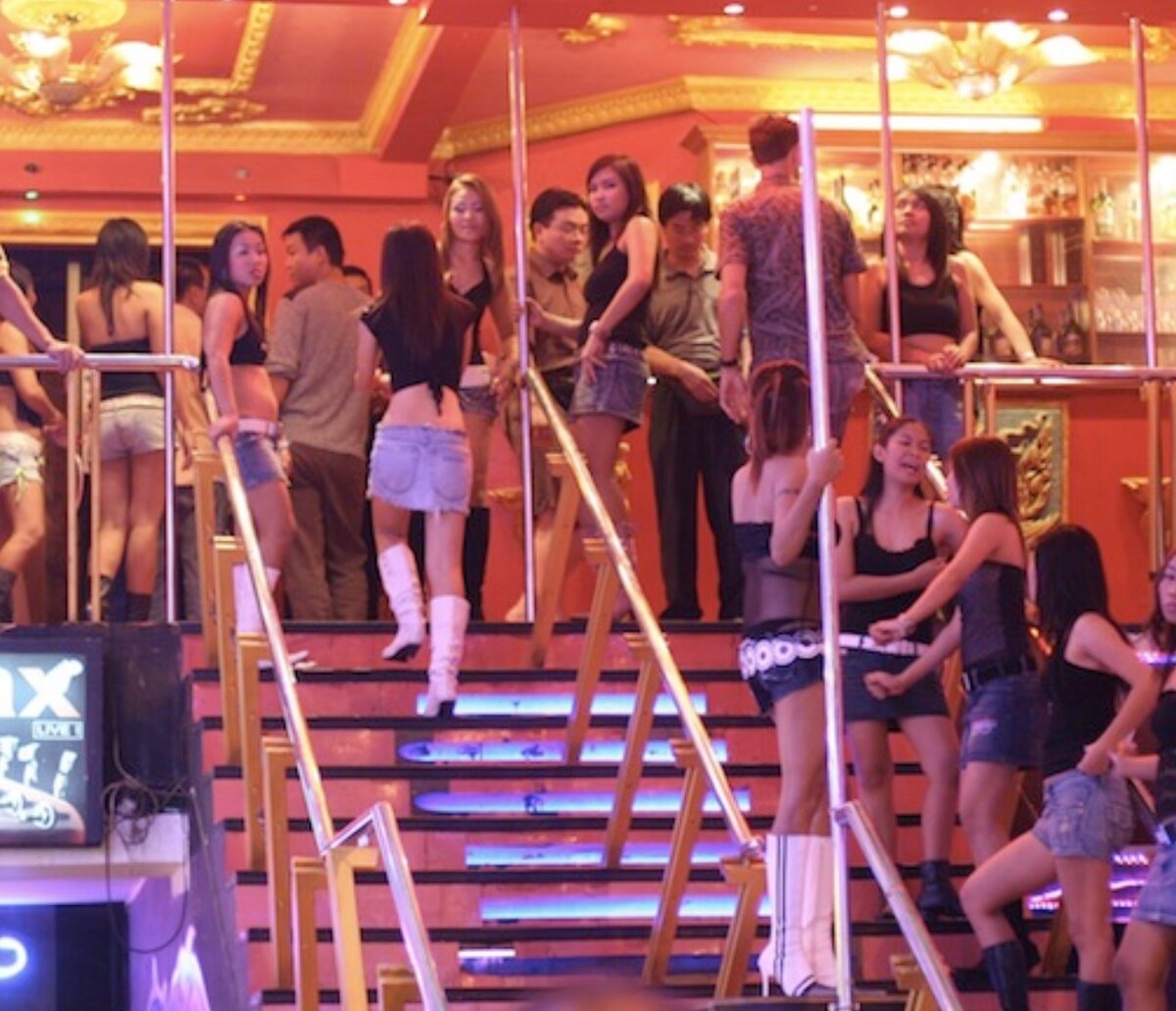 Сотрудницы гоу гоу бара