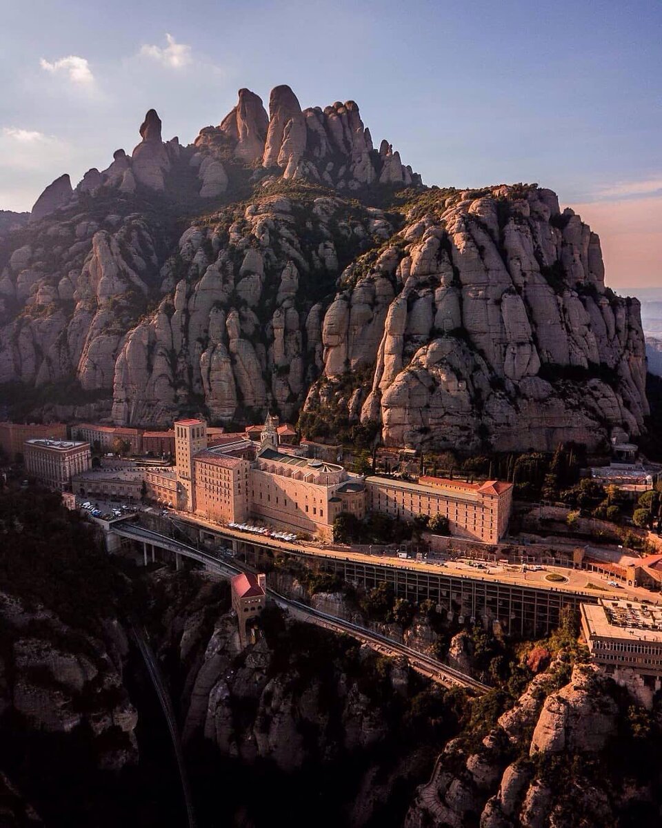 Монастырь Монтсеррат в одноименных горах