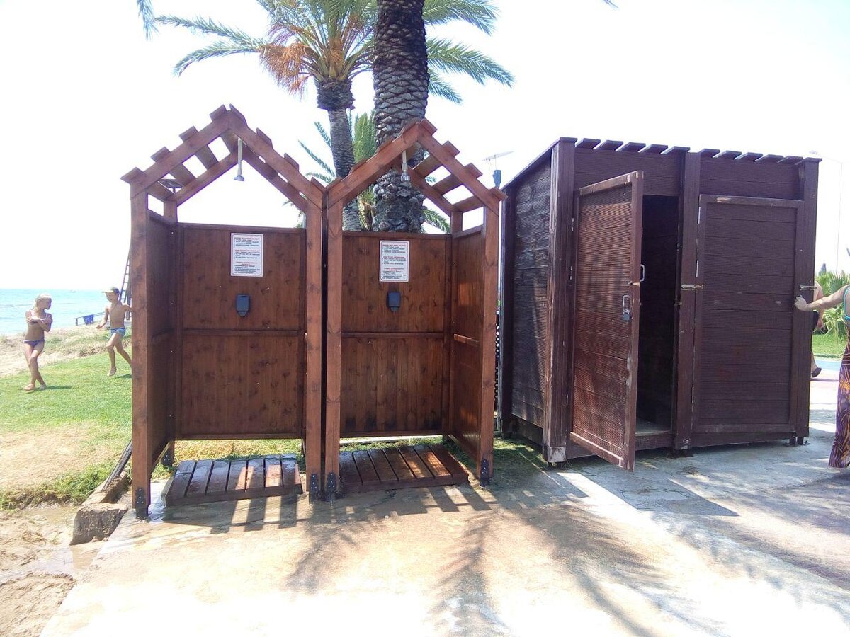 Справа кабинки для переодевания, слева - душевые