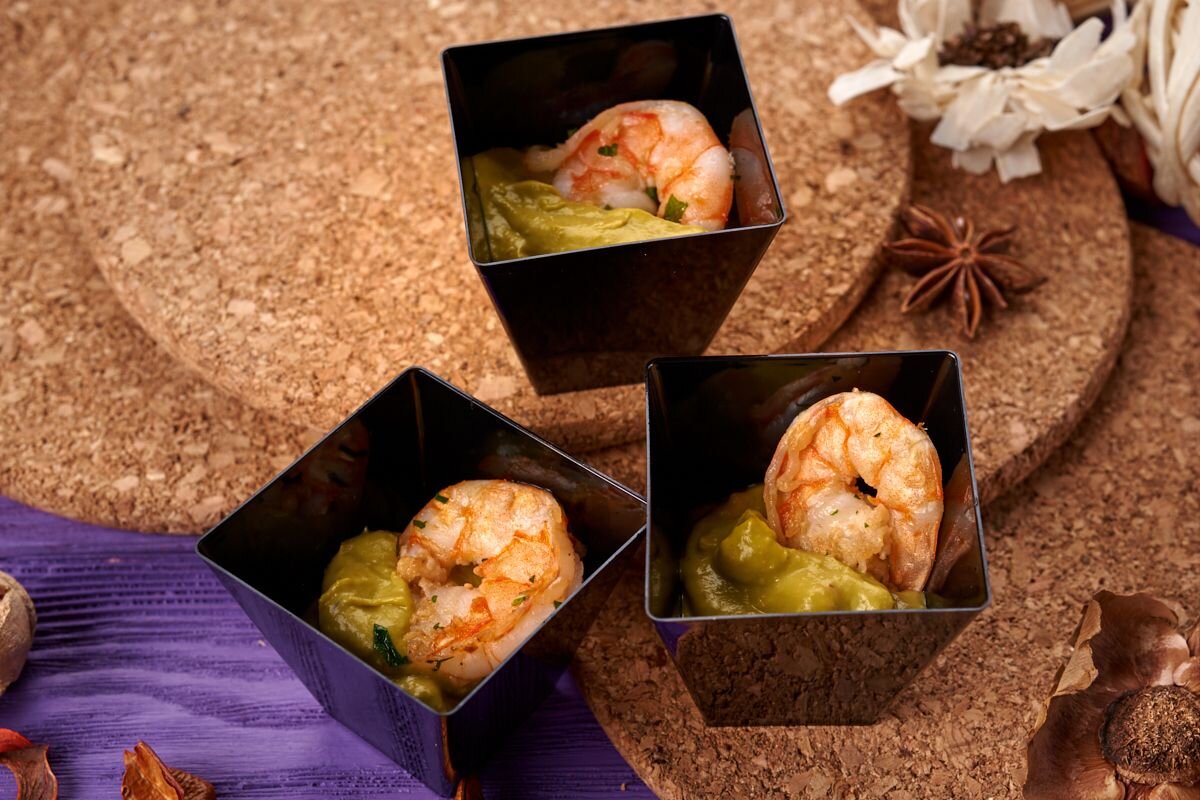 Половинка креветки и гуакамоле в шоте от Тарелки Кейтеринг за 990 ₽