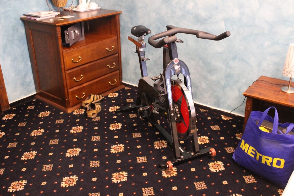 Заходим в номер - а тут велотренажер. Муж смеялся, что впервые в жизни видит в номере велотренажер. У меня стаж проживания в отелях не такой большой, как у него, так что полагаюсь на его мнение, что велотренажер - таки 