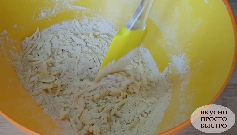 Вкуснейшее домашнее сырное печенье на скорую руку! Печенье получается воздушное, невероятно вкусное и покорит каждого любителя сыра!-4