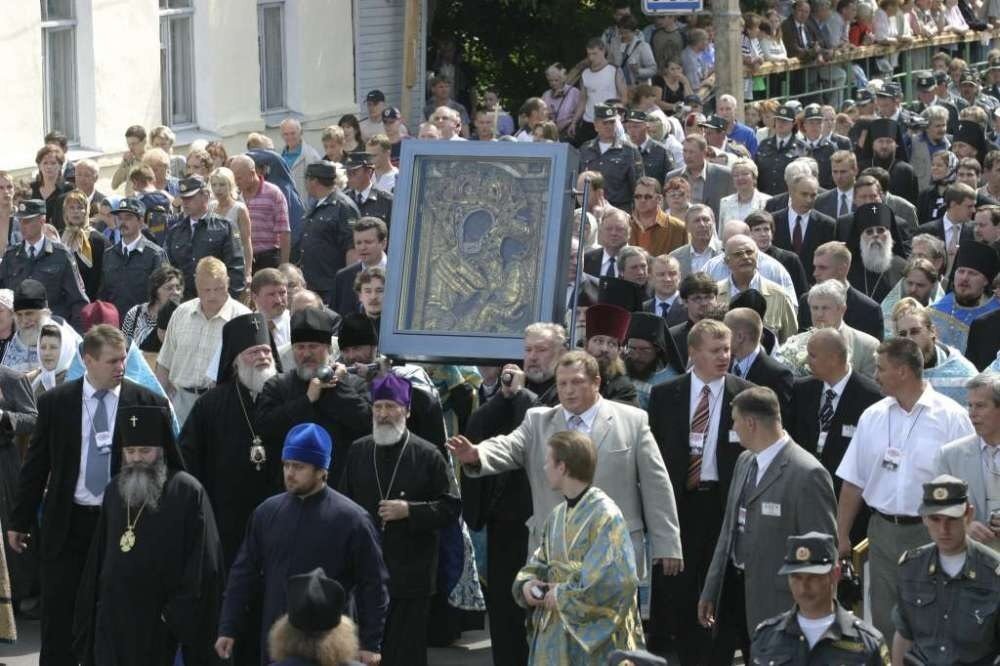  Возвращение Тихвинской иконы в июле 2004 года. Фото "Правмир"  