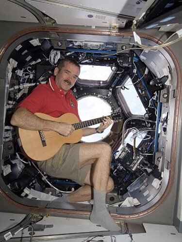 Крис Хэдфилд играет на гитаре