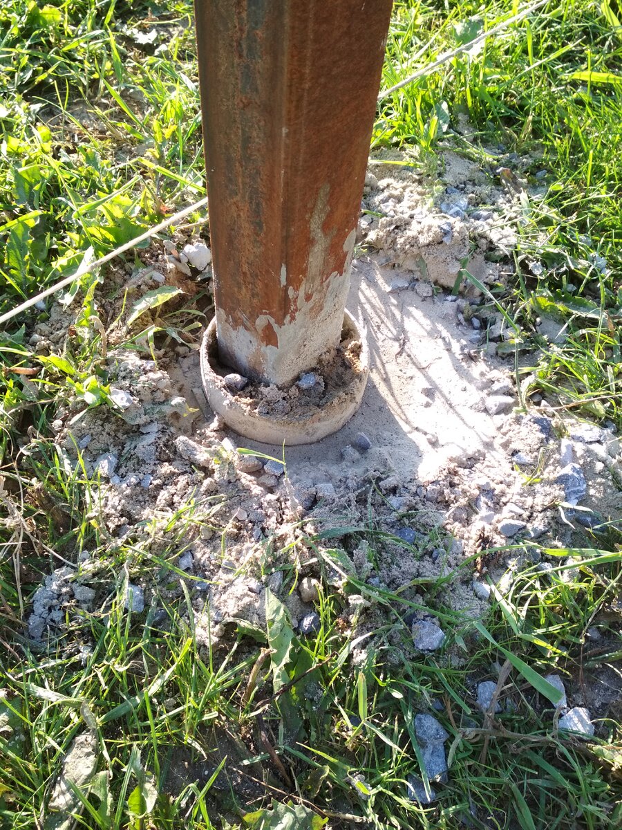 бетонирование столбов 100х100. бетонирование столбов ограждения. закладная для 110 трубы. бетонирование столбов для забора м300. гильза из 110 трубы для воды.