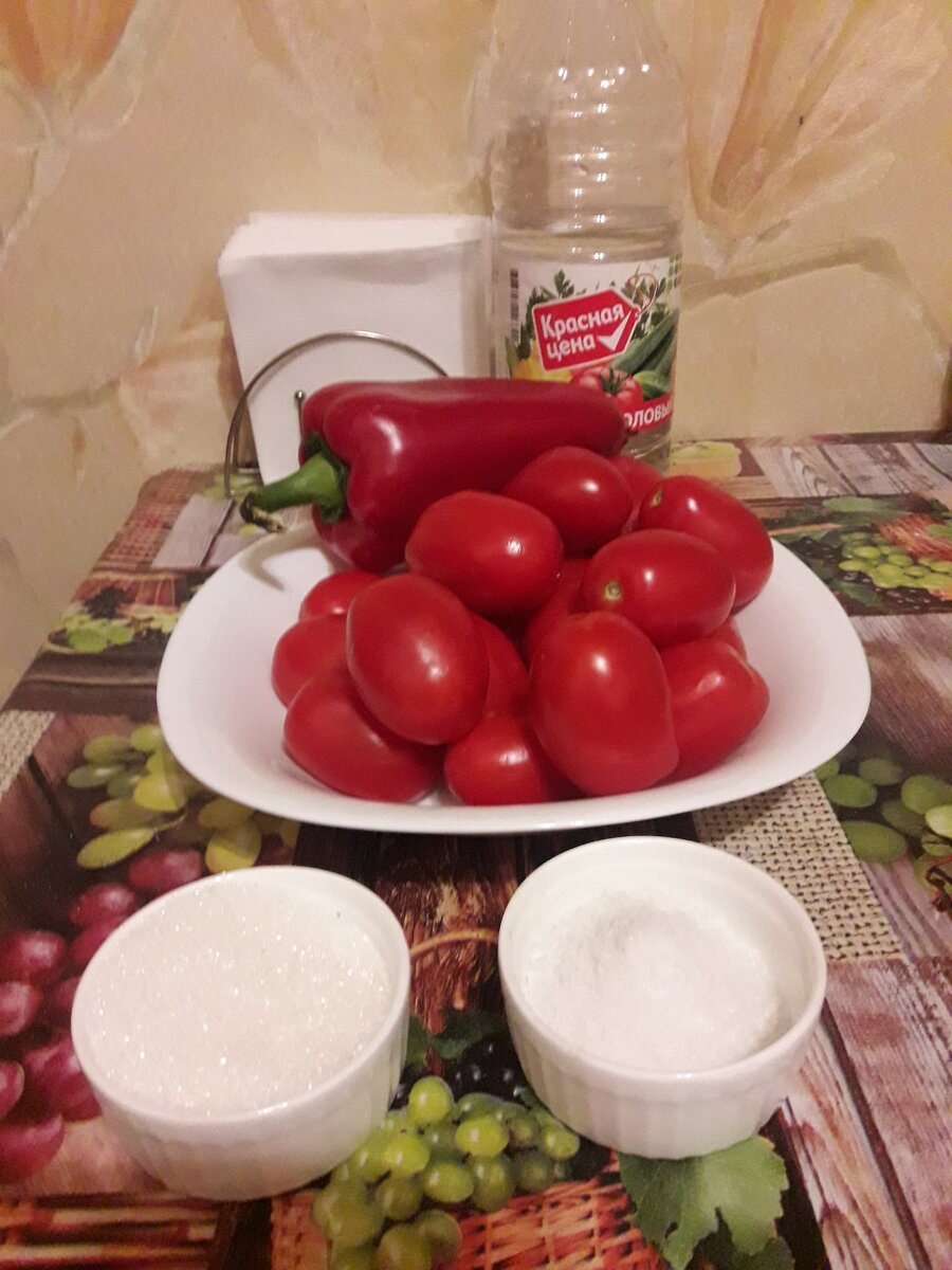 1. Помидоры - сколько войдет 2. Перец сладкий балгарский - 1 большой красный
3. Соль - 60 г
4. Сахар - 150 г
5. Уксус 9% - 2 ст.л 
Приготовление: 
1. Банки промыть с содой,простерилизовать 
2. Перец нарезать на 6-8 частей 
3. Заполнить банки помидорами,перемежая перцем