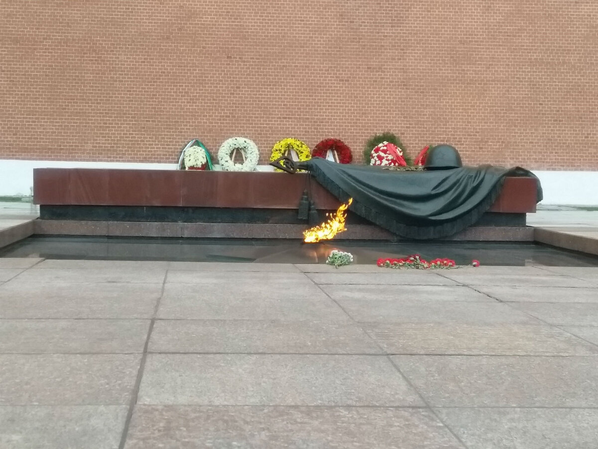 Его озаряет священный огонь, что в сердце пылает столицы...                                                          (Фома Неверящий (Е. Кутышев) "Вечный огонь").
Могила Неизвестного солдата.                                                                                                                    Фото Красоты А.