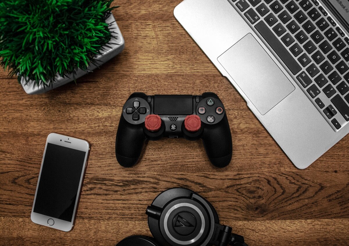 https://images.pexels.com/photos/682933/pexels-photo-682933.jpeg?cs=srgb&dl=playstation-ps4-682933.jpg&fm=jpg