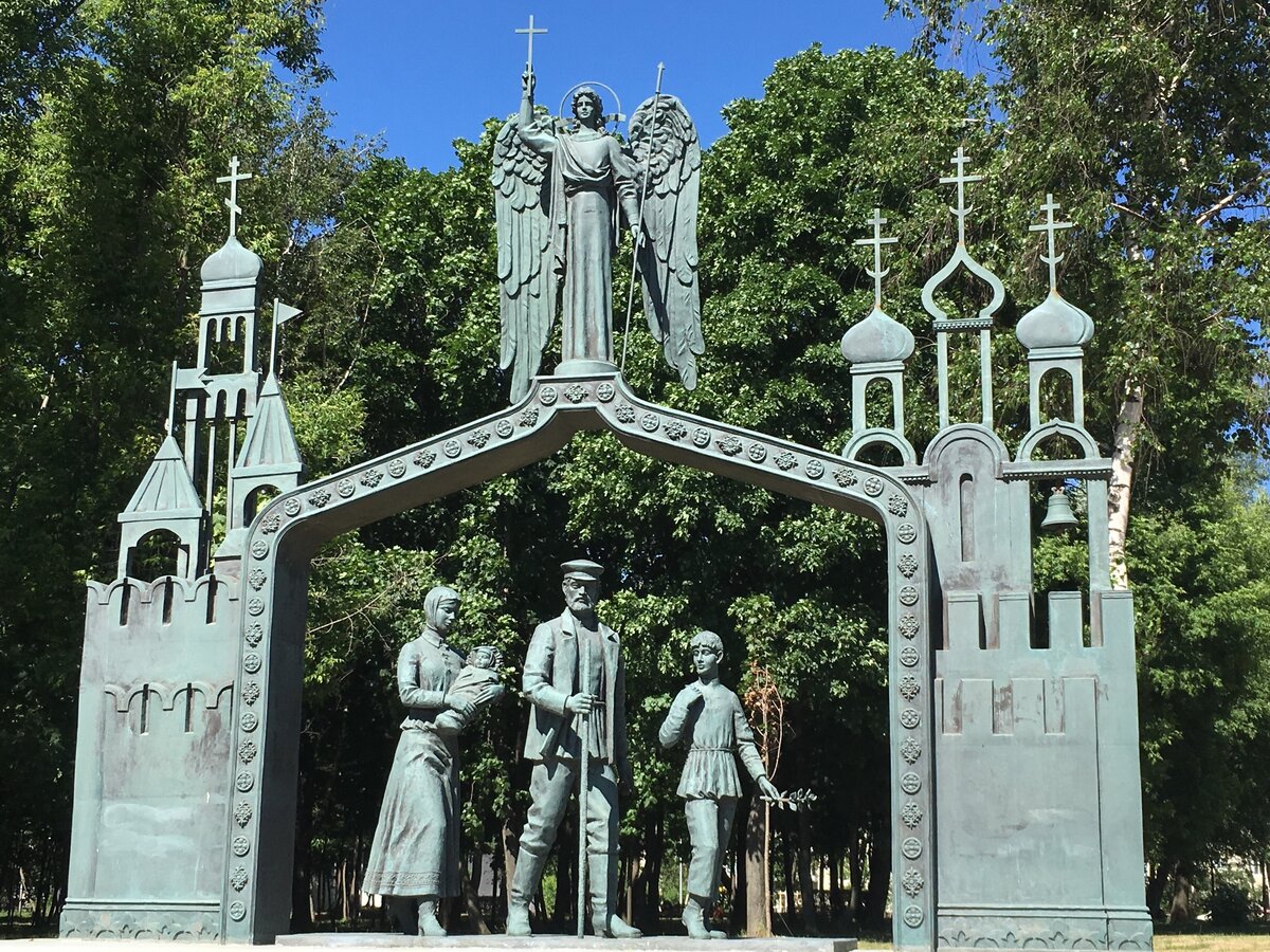 Столичный памятник паломникам из Москвы в Троице-Сергиеву лавру - к мощам Преподобного Сергия Радонежского.