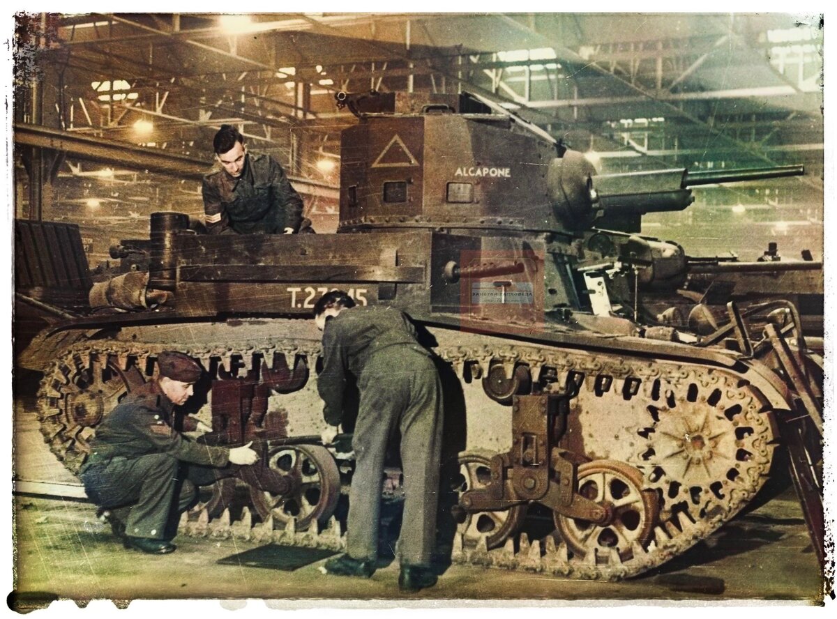 Британские техники осматривают легкий танк М2, прибывший по ленд-лизу из США. Источник: http://waralbum.ru