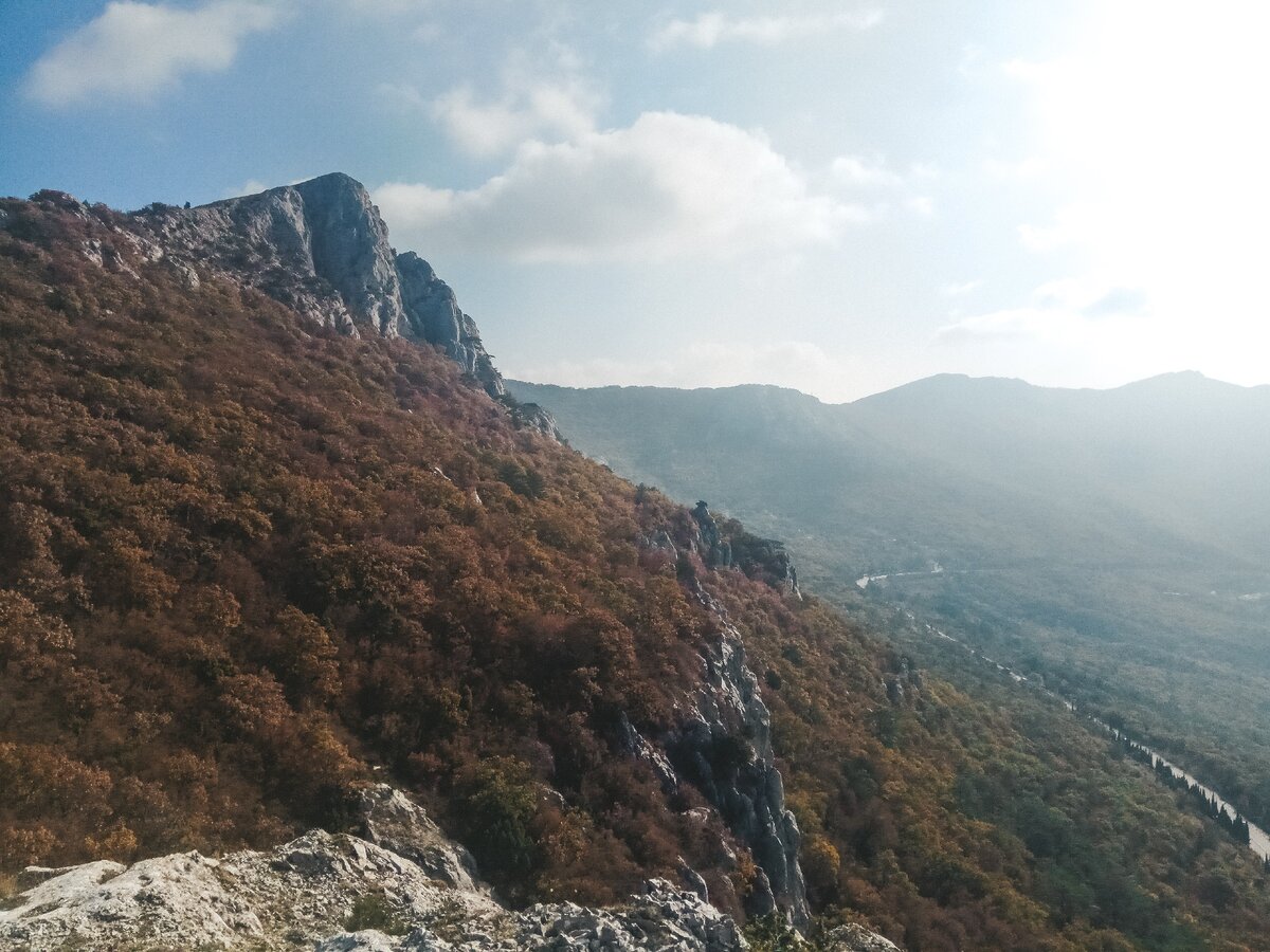 Первая точка нашего маршрута вон на той горе