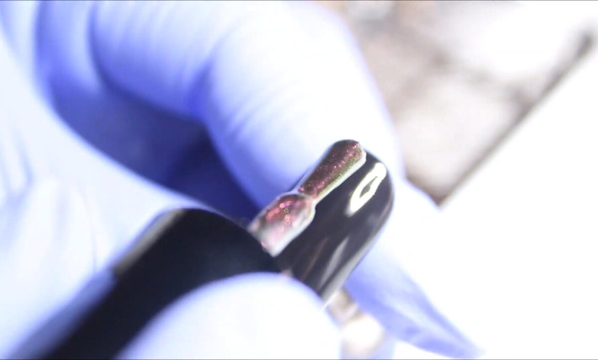 Наносим гель-лак "Кошачий глаз"