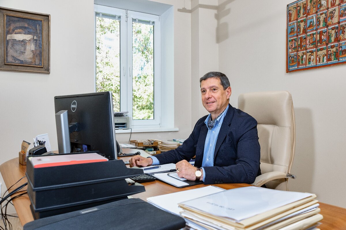 Николай фон Зеела в рабочем кабинете