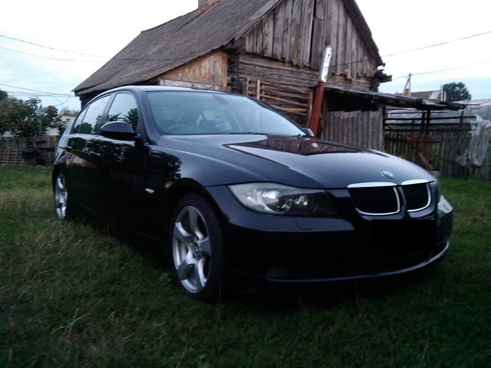 Автомобиль BMW в деревне. Источник фото - Яндекс