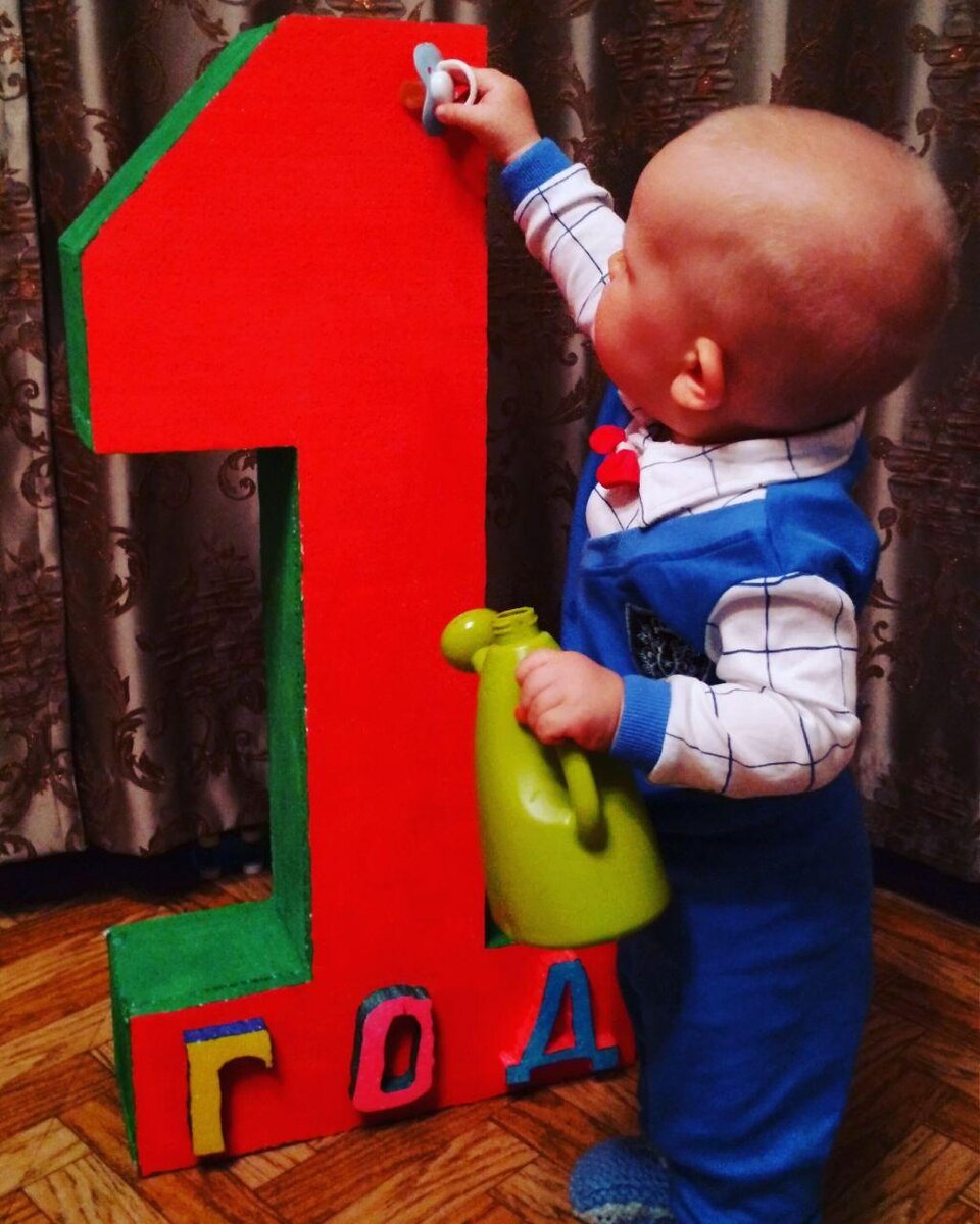 На этой фотографии мне годик