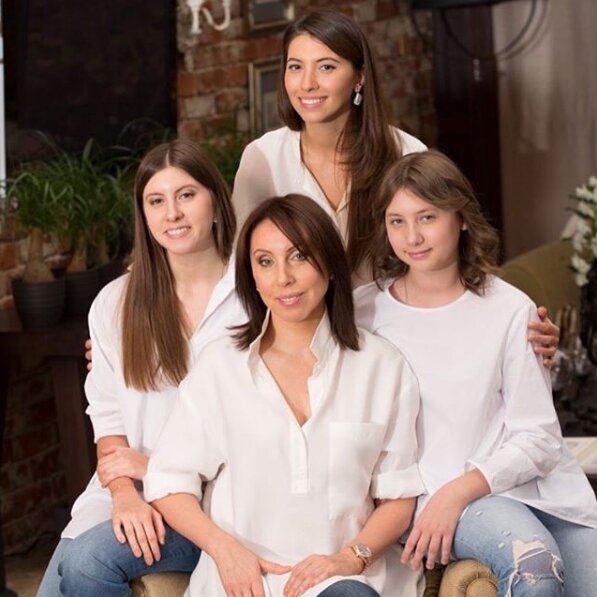 Ирина с дочерьми Ингой, Софьей и Ариной