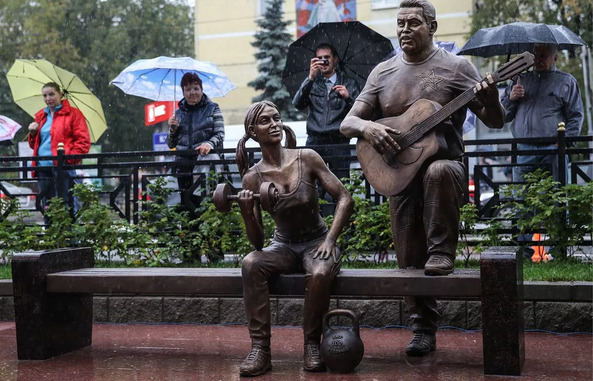 Монумент группа. Памятник Любэ в Люберцах. Памятник Расторгуеву в Люберцах. Дуся агрегат памятник в Люберцах. Памятник ребята с нашего двора Люберцы.