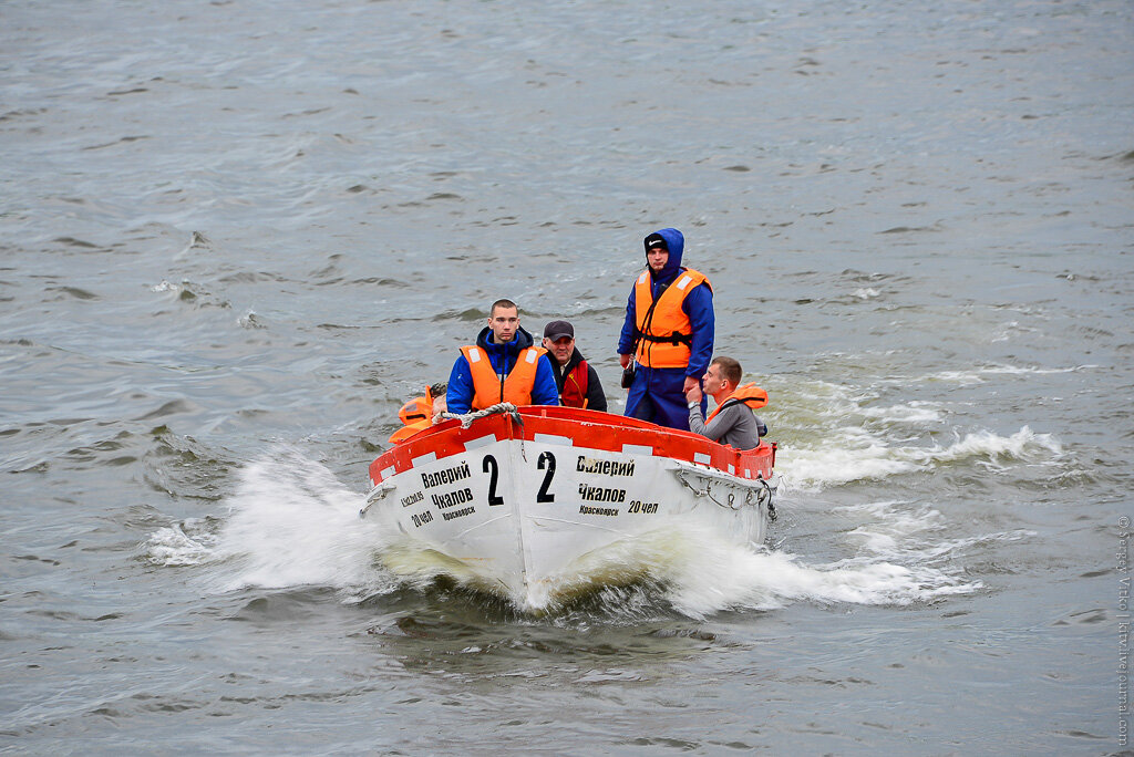  
Туруханский район по величине территории почти равен всей Белоруссии. При этом здесь проживает всего 17,3 тысяч человек. Суровый и красивый край. Но в этот раз мне довелось увидеть его при достаточно неприветливой погоде, поэтому все его трещинки и изъяны оттого стали более заметны и гнус докучливее.
