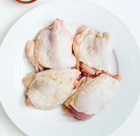 Натрите куриную кожу солью и отставьте в сторону. 