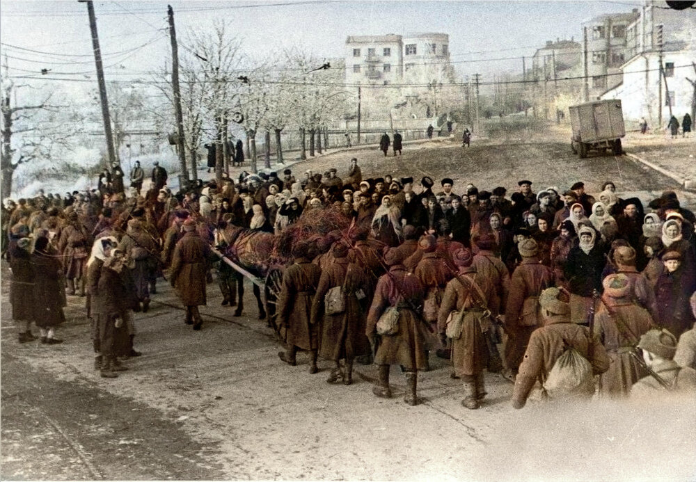Части Красной Армии входят в освобожденный Пятигорск. 1943 г. Фотография использована в качестве иллюстрации.