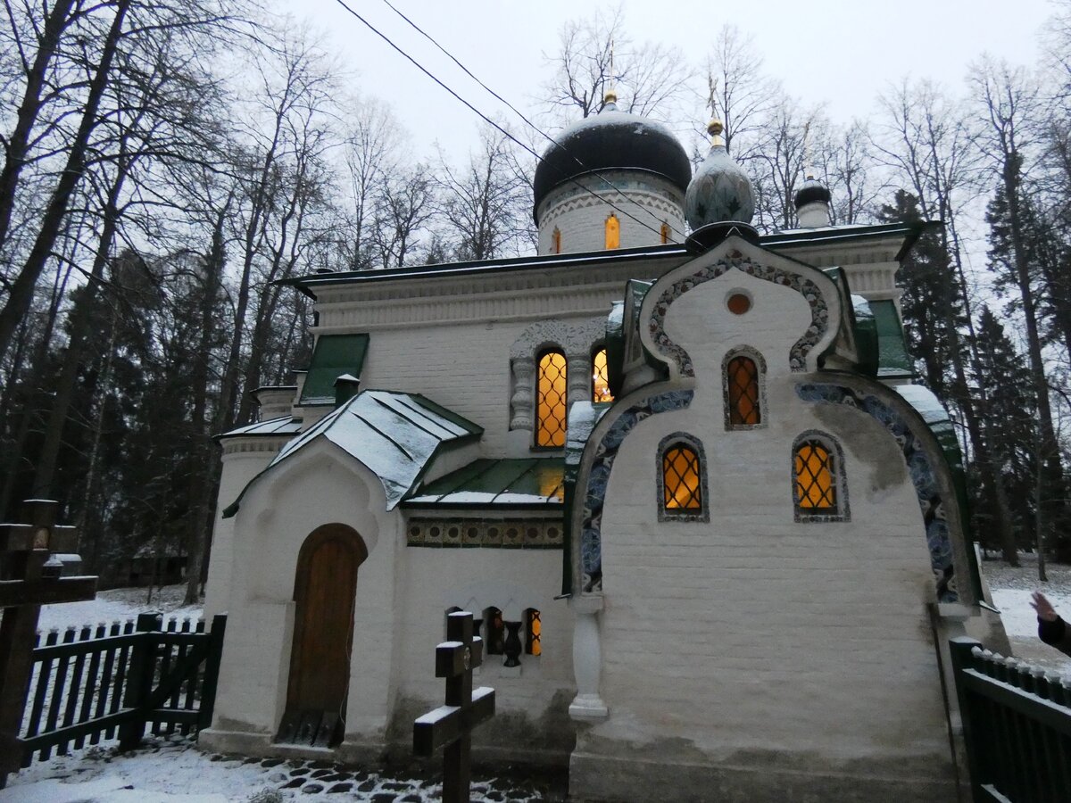 Ярославская абрамцево. Абрамцево Церковь Врубель. Музей усадьба Абрамцево Церковь. Храм Георгия Победоносца в Абрамцево. Дача Поленова в Абрамцево.