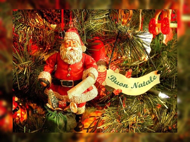 1. Новогодние традиции Италии
Общеизвестно, что на Новый Год в Италии принято выбрасывать из дома все ненужное - будь то одежда, мебель или даже сантехника. Однако это просто красивая легенда для привлечения туристов. А новогодние традиции в стране совсем другие. Поскольку жители этой прекрасной страны обожают не только самого Санту - Боббо Натале, но и фасоны его облачения, что в новогоднюю ночь все население Италии, и женщины, и мужчины, и дети, одевают что-то красное, даже если это и нижнее белье. Поэтому встречая Новый Год где-нибудь на улицах Милана, Флоренции или Рима, не стоит удивляться, если увидите полицейского в красных носках, наоборот, эта встреча предвещает удачу. Еще одной традицией Италии является съедание изюма, засохшего прямо на гроздьях. Поскольку ягоды винограда напоминает монеты, считается что съевший большее их количество, в наступающем году заработает больше денег.