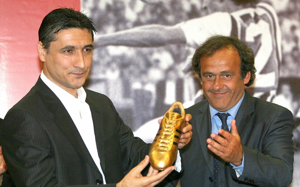 Мишель Платини вручает Дарко Панчеву  «Золотую бутсу», фото: sport.virgilio.it