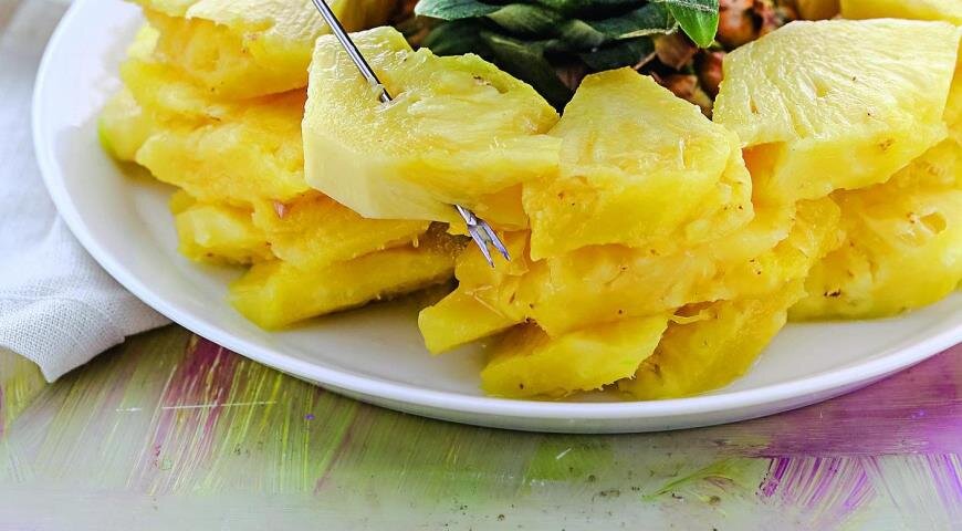 Свежий ананас – это празднично, красиво,вкусно, не слишком обычно... но совсем не так просто, как кажется. Потому что ананас нужно уметь правильно разделать, аккуратно удалив все лишнее и не тронув нужного и вкусного.
