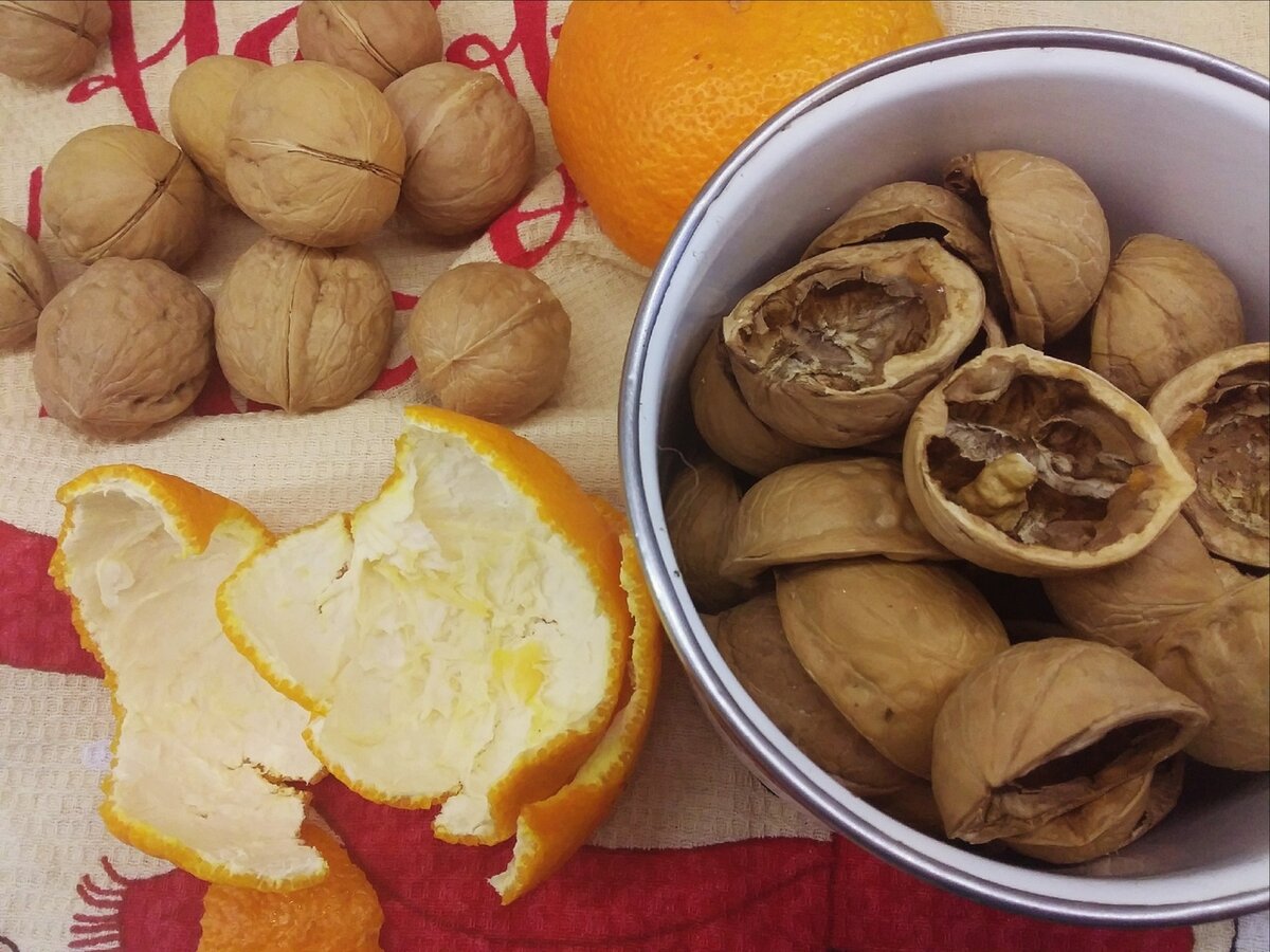 Грецкие орехи мы открывает орехоколкой, без проблем остаются целые половинки