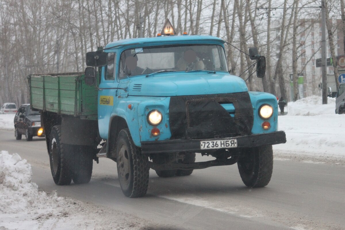Ребята, вы верите в знаки или совпадения? Но похоже они работают!  При подготовке этого материала стал искать в интернете фотографии учебных грузовых автомобилей времен СССР и я испытал самый настоящий шок. На первой  фотографии которая мне попадалась по моему запросу был тот  самый ЗиЛ-130 Новосибирского областного учебного курсового комбината!  На котором я проходил обучение. 72-36 НБЯ. Кузов зеленого цвета, который мы красили перед экзаменом. Дополнительные зеркала с КАМАЗа... Это он! Шпарит по улице Петухова в сторону Автокомбината. Тот же самый маршрут, по которому учился управлять автомобилем в городском цикле и я. Все таки совпадения совсем неслучайны в нашей жизни. Этот небольшой факт тому свидетельство.