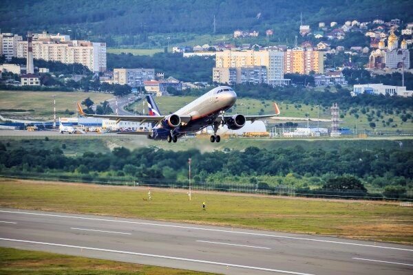 Сейчас больше всего рейсов приходится на лето. Фото с сайта www.gdz.aero