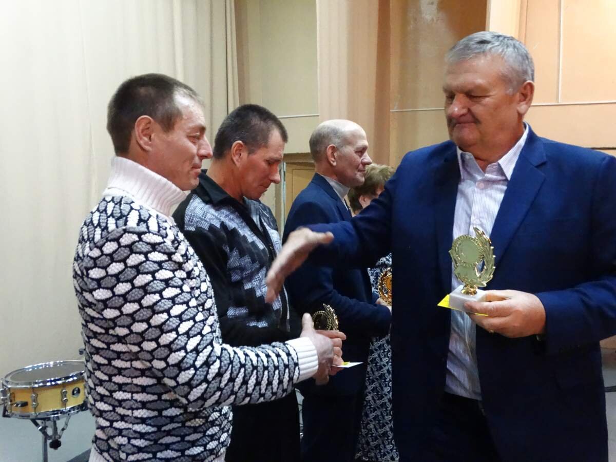 Директор хозяйства Сергей Цуканов награждает лучших животноводов. Фото Любови Бурматовой.