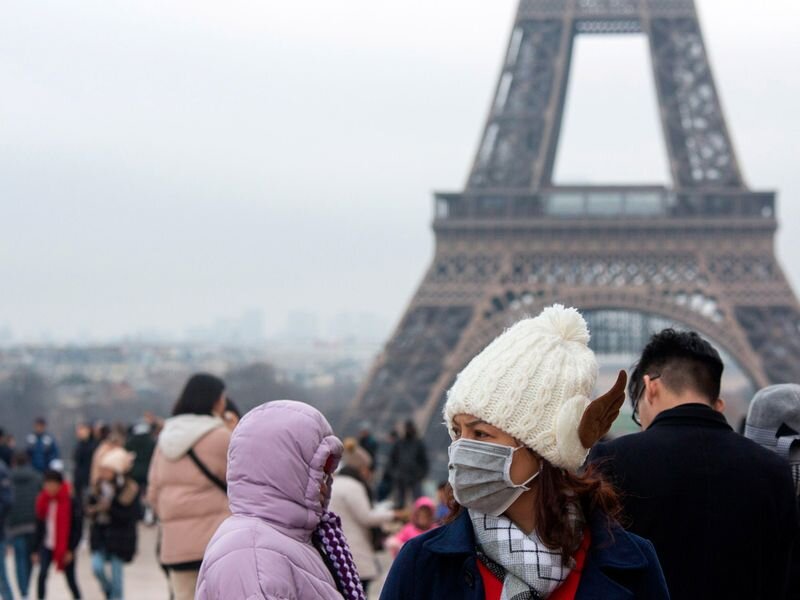 Туристы на Эйфелевой башне в Париже, Франция.