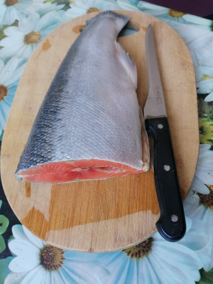 Почищенный от чешуи и промытый в воде кусок нерки. 