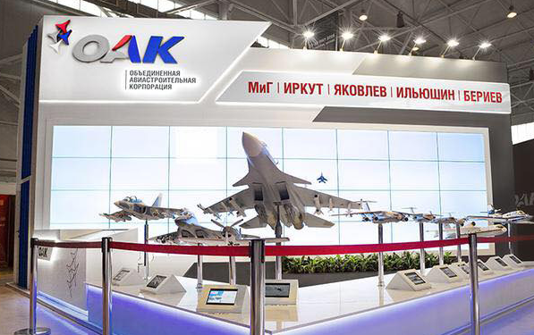 Стенд ОАК на выставке KADEX-2018. Логотип ОАК на заднем плане. Фото с доступных источников.