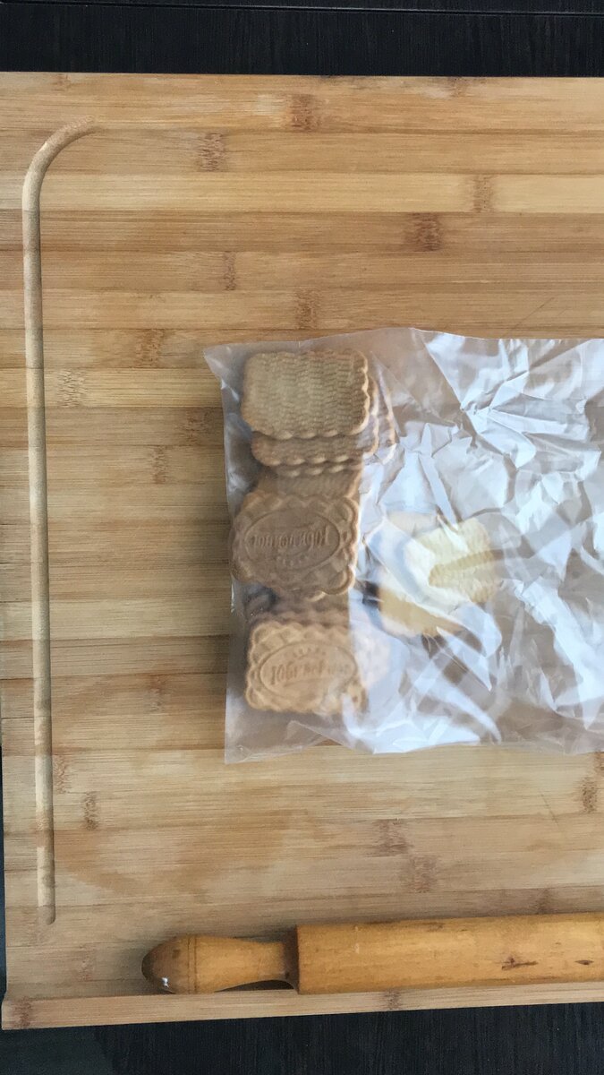 Я измельчаю печенье скалкой