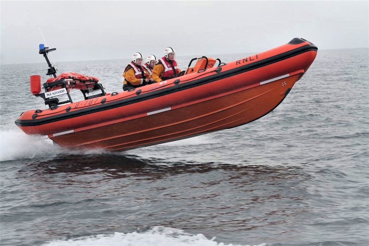 Шлюпки для судов. Спасательный катер Lifeboat RNLI. Спасательная шлюпка Вельбот. Лодка Вельбот спасательная шлюпка. Катера RNLI.