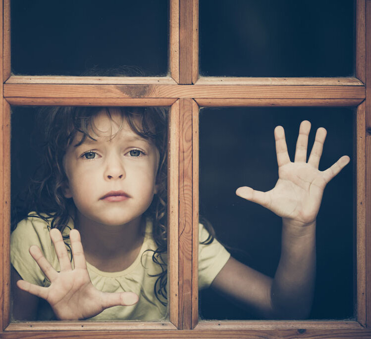 Взрослые дети алкоголиков (ВДА) - взрослые люди, выросшие в семьях с зависимостями, в семьях с насилием и деструктивным воспитанием.