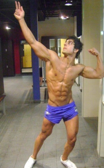 Знаменитое позирование Зизза которое он позаимствовал у бодибилдера "Золотой Эры" Френка Зейна.