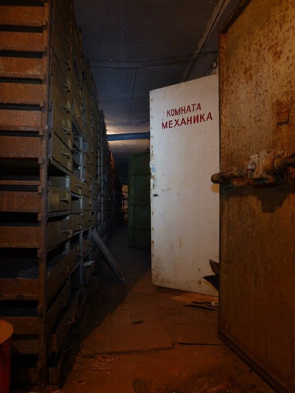 Забытое убежище Геологического института с образцами пород, дизелем и лифтами