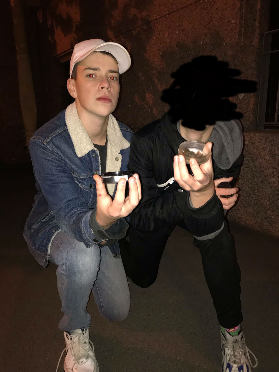 На фотке я.  2020 год, решили запечатлеть последние моменты вместе со снюсом)