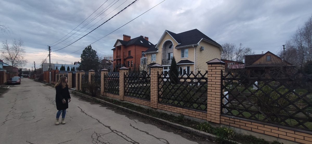 В «деревне» на главной улице