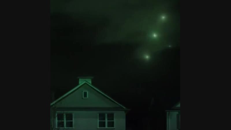 зеленый огонь. световая ракета. зеленый объект в небе. зеленый огонь в небе. зеленый космос 4к.