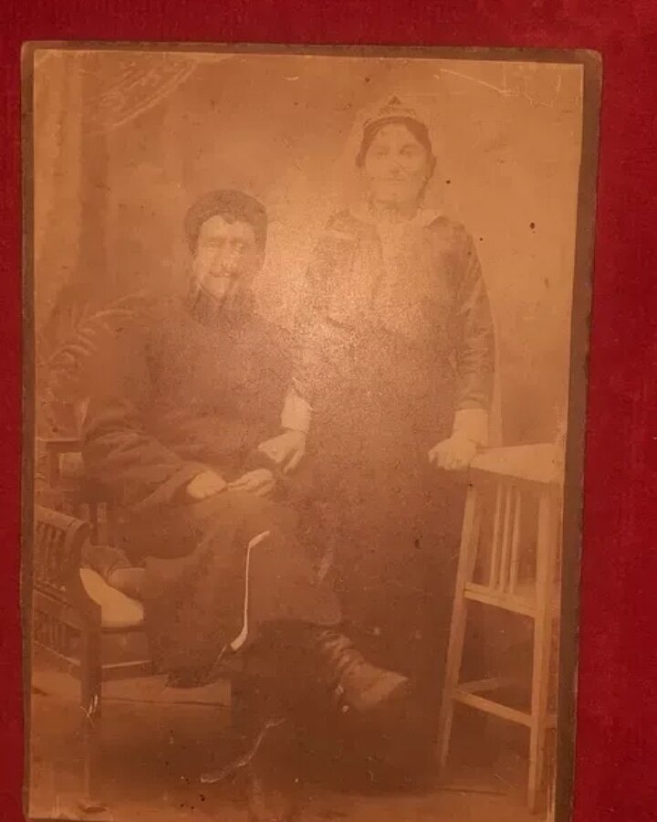 Очень старые фотографии...Очень старые фотографии можно отдать на аукционы. в том числе всемирно известные.