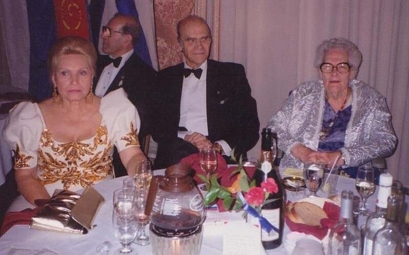 Одна из благотворительных акций  фонда имени Ея Императорского Высочества Великой Княгини Ольги Александровны. На фото: Ольга Николаевна Куликовская – Романова (1926-2020), Тихон Николаевич Куликовский – Романов (1917-1993) и Княжна Вера Константиновна Романова (1906-2001)